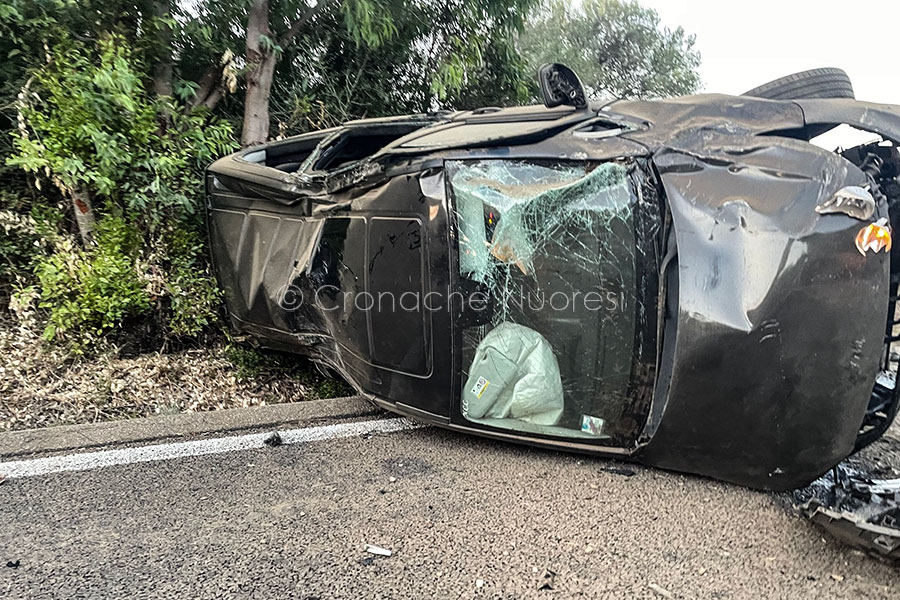 Paura sulla 131DCN. Van diretto in aeroporto esce di strada e si ribalta: un bimbo tra i feriti