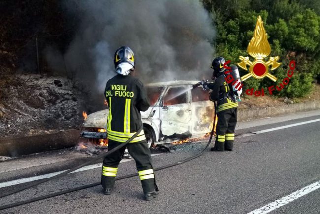 L'auto a fuoco sulla 131 DCN