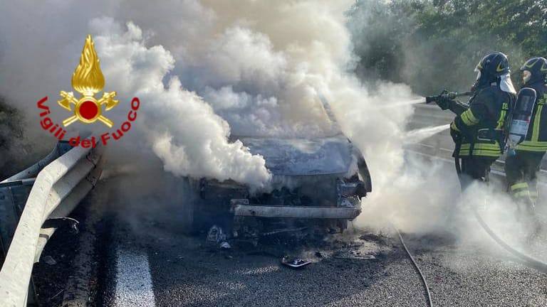 Ancora paura sulla 131 DCN: un’altra auto a fuoco nel pomeriggio