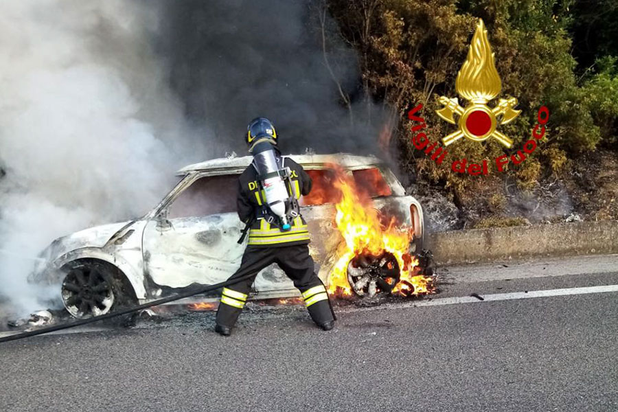 L’auto va a fuoco sulla 131DCN: paura per due giovani di Nuoro