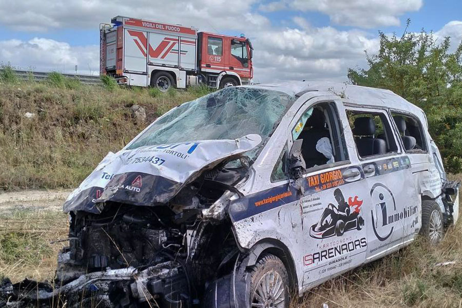 Scontro tra due automezzi sulla 131 DCN: furgone sbalzato per 100 metri, conducente al San Francesco di Nuoro