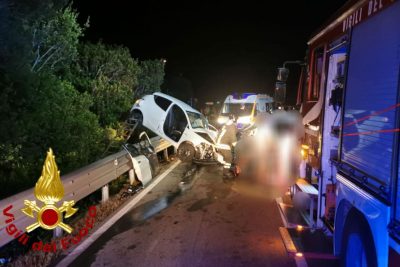 Le due auto dopo lo scontro frontale