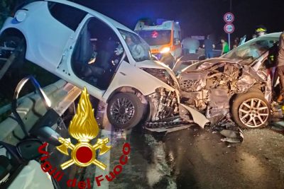Le due auto dopo lo scontro frontale