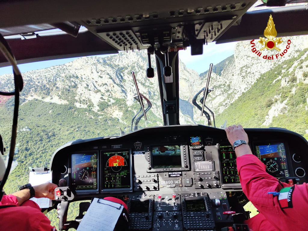 Due turiste in difficoltà vicino alle grotte del Bue Marino: interviene l’elisoccorso VVF