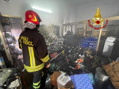L'officina andata a fuoco a Nuoro