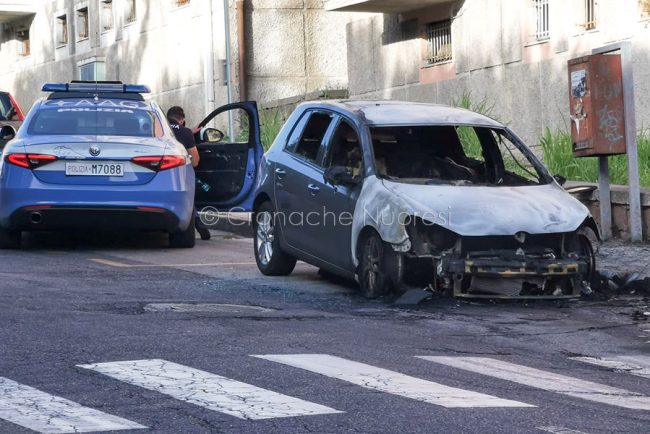 Nuoro, la Golf data alle fiamme in via Martiri della Liberta'