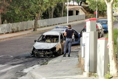 Nuoro, la Golf data alle fiamme in via Martiri della Liberta'