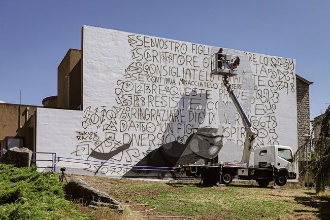 Nuoro, la preparazione del murale di Jorit alla Bibilioteca Satta (foto S.Novellu)