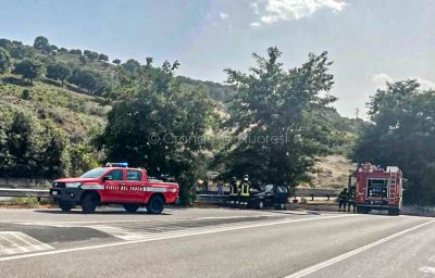 Auto a fuoco all'ingresso di Nuoro