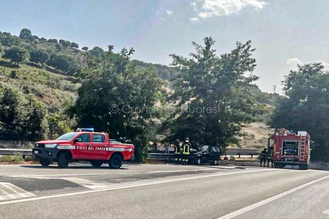 Auto a fuoco all'ingresso di Nuoro