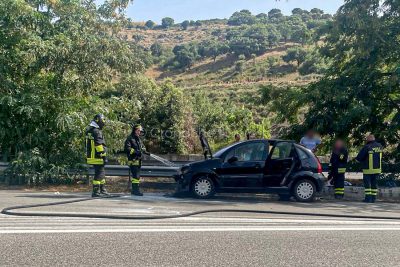Auto a fuoco all'ingresso di Nuoro