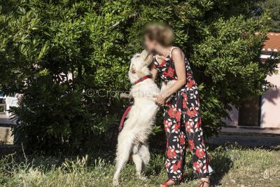 Una delle volontarie con 