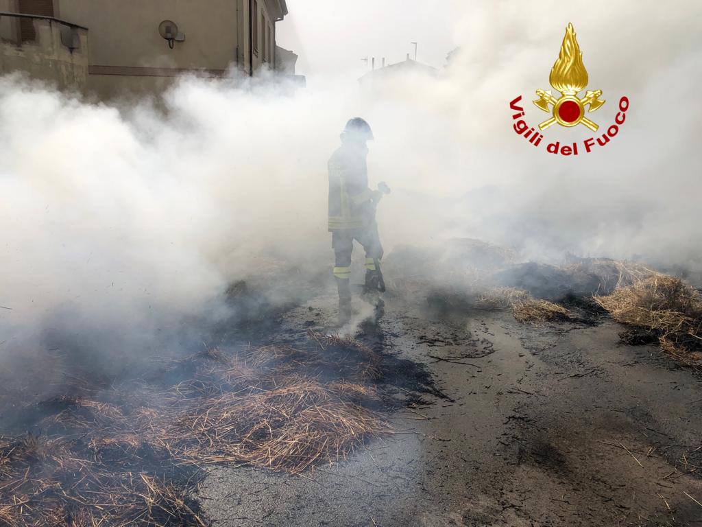 Rotoballe di fieno a fuoco, paura in centro a Lula