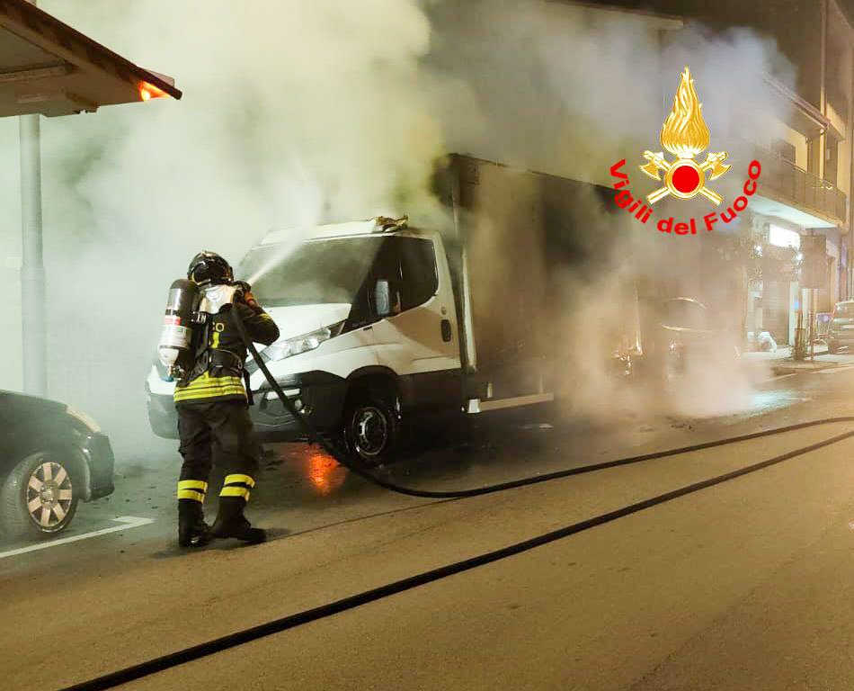 Attentato incendiario nella notte nel centro di Siniscola: distrutto un furgone di una società ittica