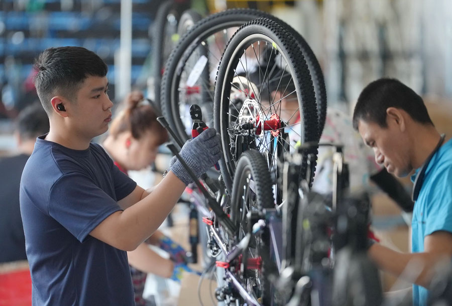 Cina: Hebei, produzione di biciclette a Tangshan