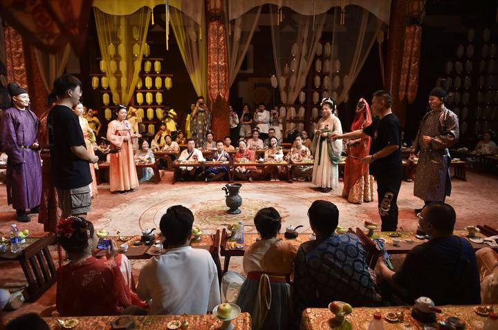 Cina: vista notturna del museo del sito di Yingtianmen a Luoyang