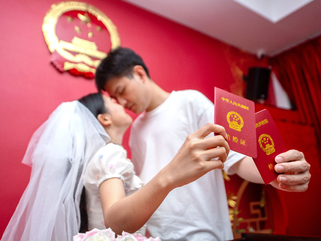 Cina: coppie si sposano durante Festa di Qixi