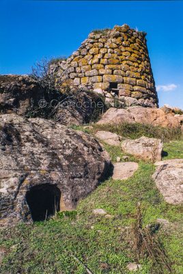 Abbauddi, nuraghe e domus de janas (foto S.Novellu)
