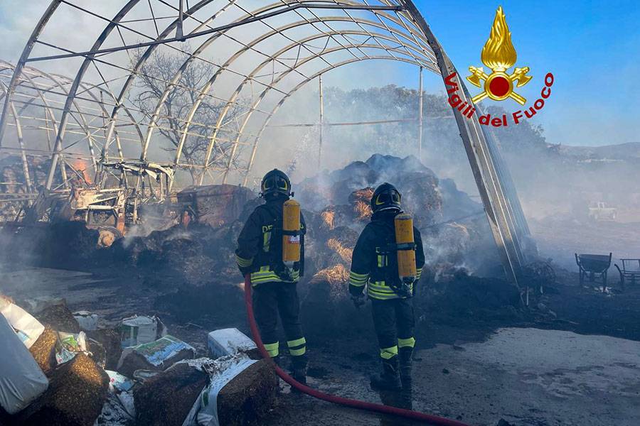 Azienda agricola a fuoco a Fonni: in cenere ingenti quantità di fieno e vari trattori