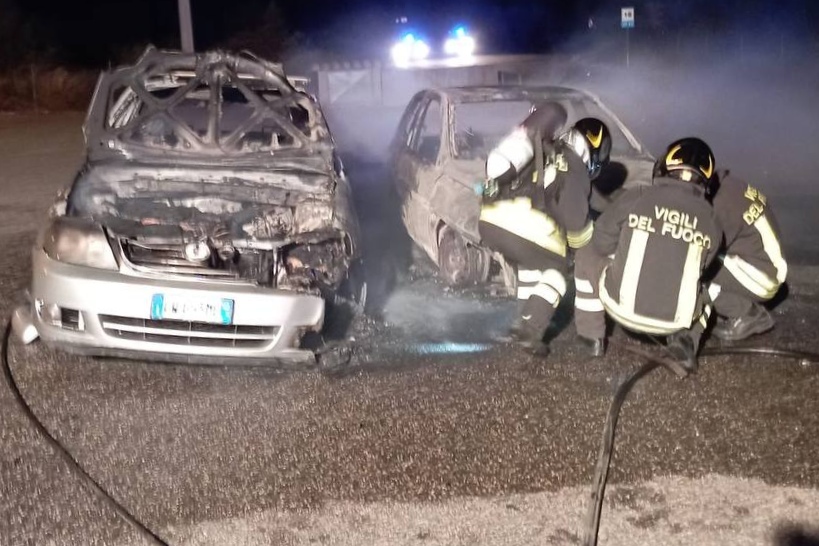 Due auto rubate a fuoco al bivio di Lula