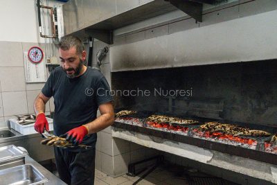 Preparazione del muggine arrosto (foto S.Novellu)