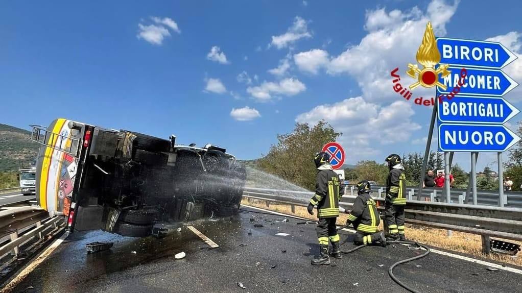 Autocisterna di gasolio si ribalta al bivio per Birori-Nuoro sulla 131: ferito il conducente