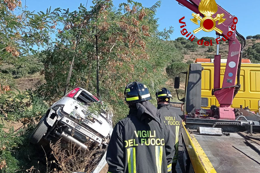 Paura alle porte di Nuoro: perde il controllo dell’auto e finisce in una scarpata