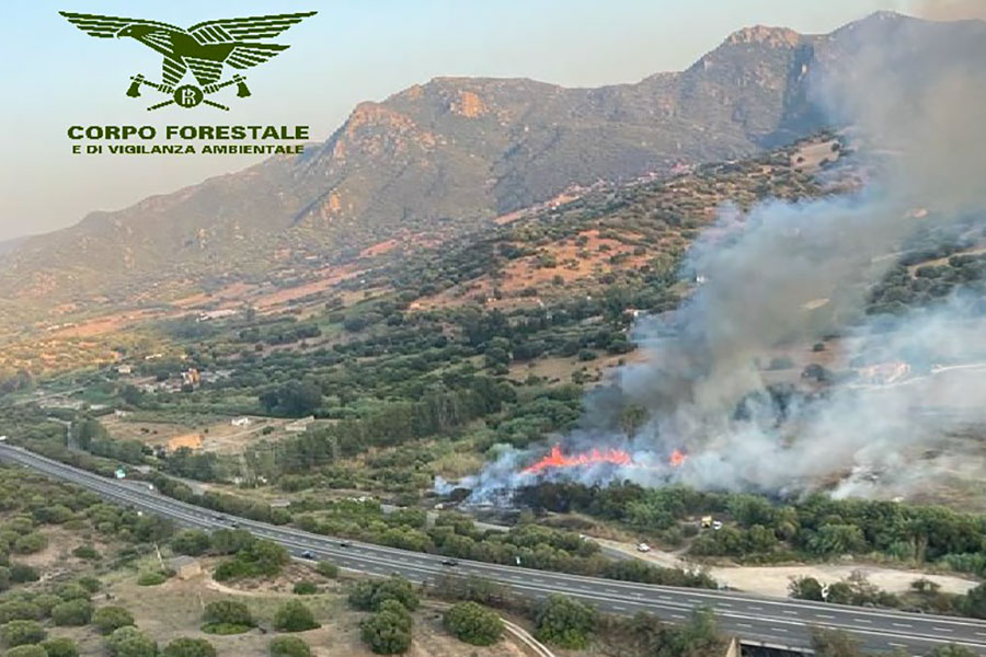 Nuoro. Paura per un incendio a Marreri: in campo elicotteri e squadre a terra