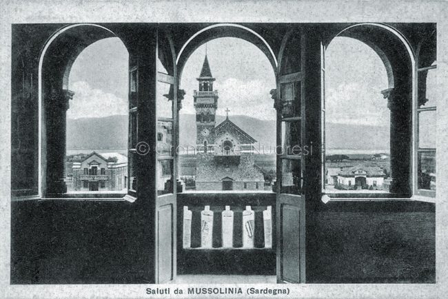 Mussolinia, veduta della chiesa del SS Redentore, cartolina d'epoca