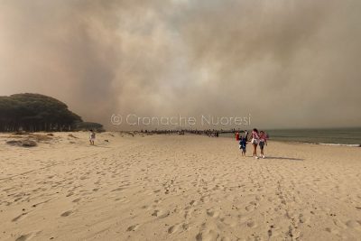 Posada in fiamme, il fuoco arriva in spiaggia