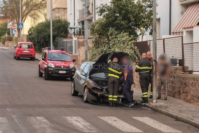 L'auto data alle fiamme a Nuoro (foto S.Novellu)