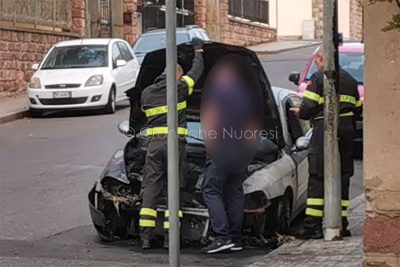 L'auto data alle fiamme a Nuoro (foto S.Novellu)