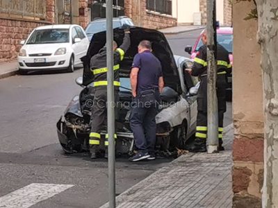 L'auto data alle fiamme a Nuoro (foto S.Novellu)