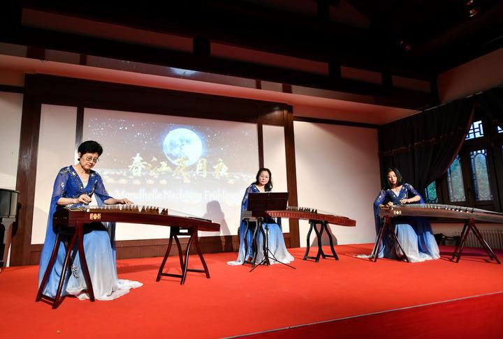 Germania: Festa di metà autunno al Giardino Yuyuan di Amburgo