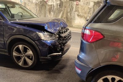 Due auto coinvolte nell'incidente all'interno della galleria di Pratosardo