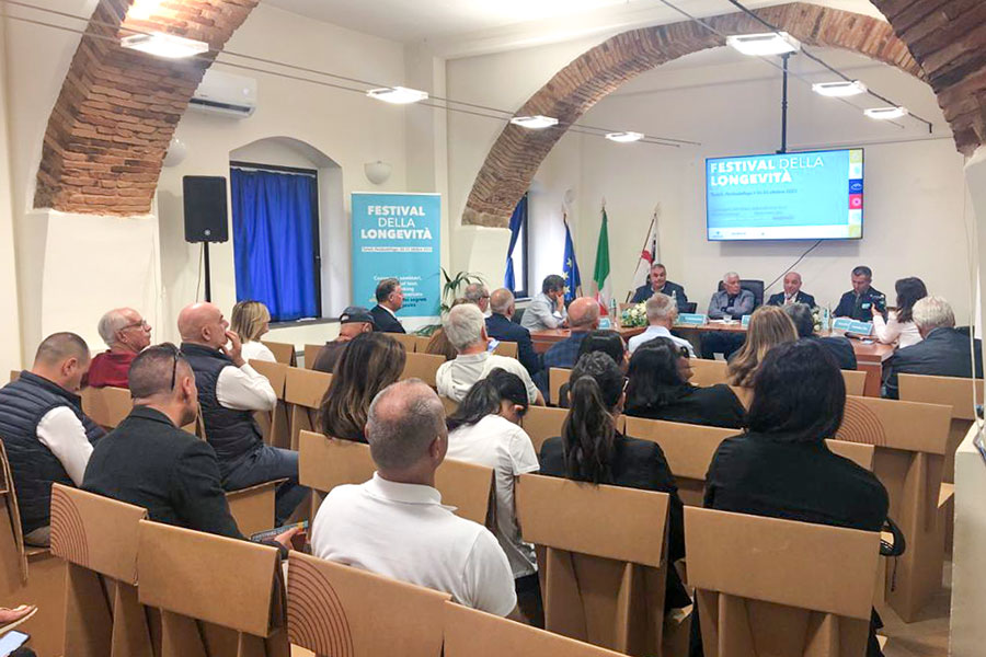 Al via il Festival della longevità: ricerca scientifica, incontri culturali e enogastronomia. Oggi concerto di Piero Marras
