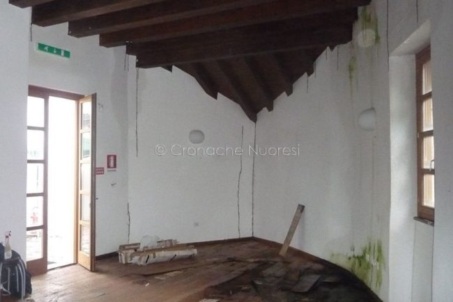 Il solaio crollato e le infiltrazioni a casa Fadda-Corraine 