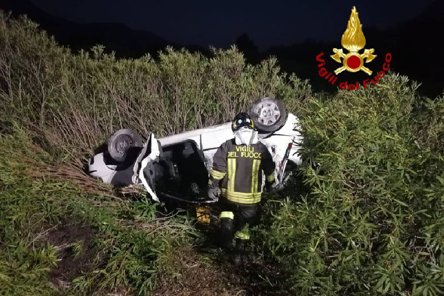 Escono fuori strada e si ribaltano: uno incastrato nell’abitacolo e l’altro sotto l’auto