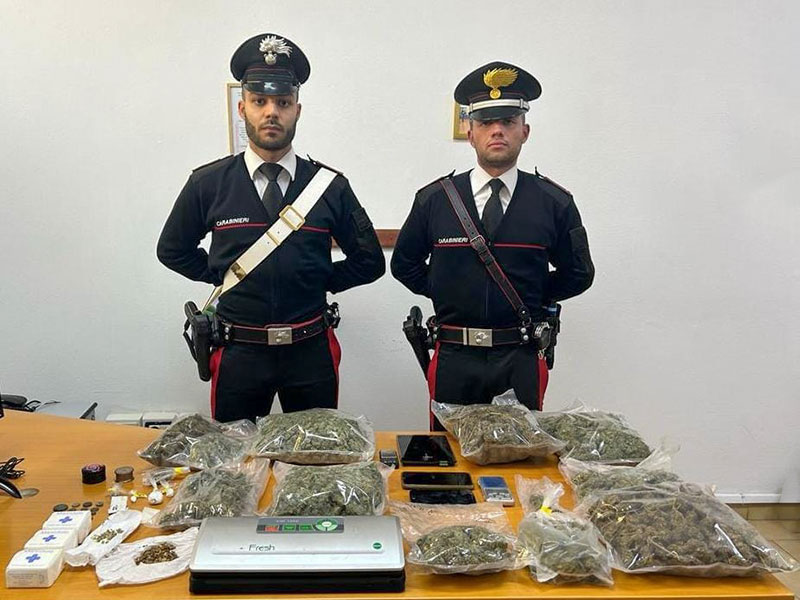 Trovato in possesso di alcuni kg di marijuana, cocaina e materiale da taglio: 63enne arrestato