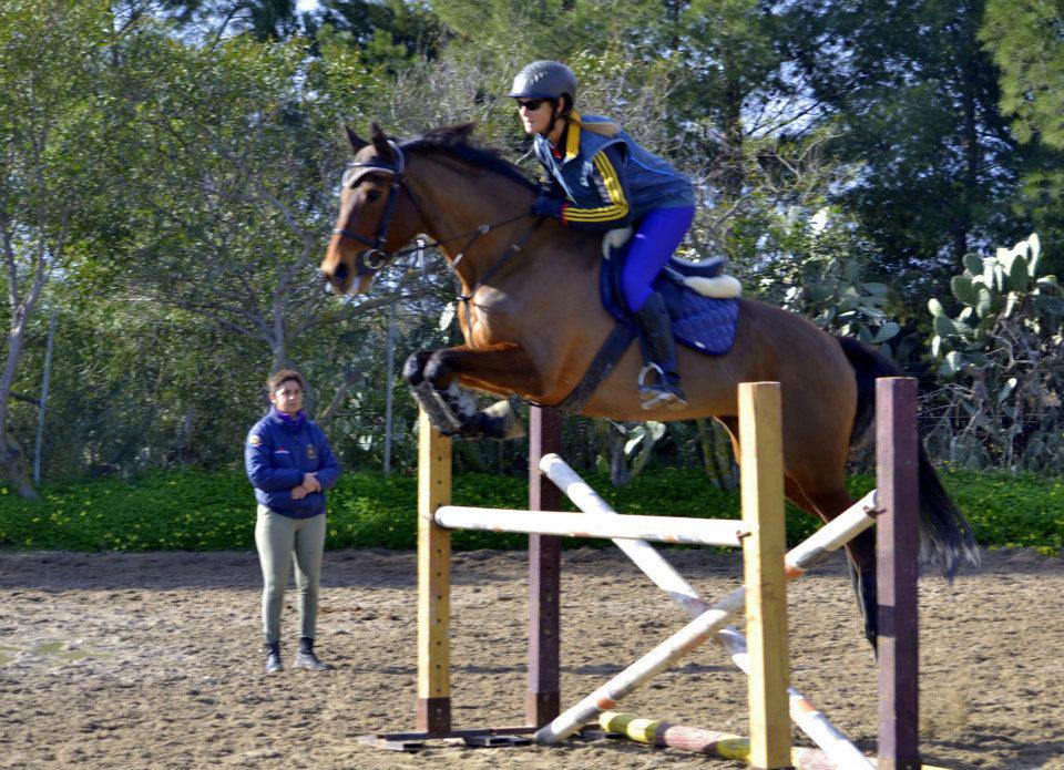 Veterinaria 62enne cade da cavallo e muore durante il Sardegna Jumping Tour