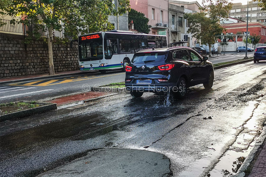 Nuoro. Ennesima perdita d’acqua nella rete colabrodo cittadina: allagata via Manzoni