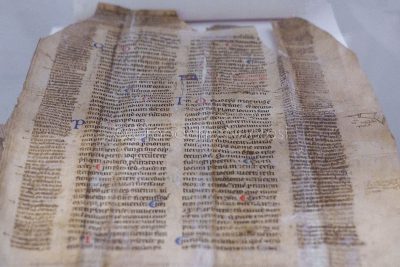Una pergamena restaurata a San Pietro di Sorres (foto S.Novellu)