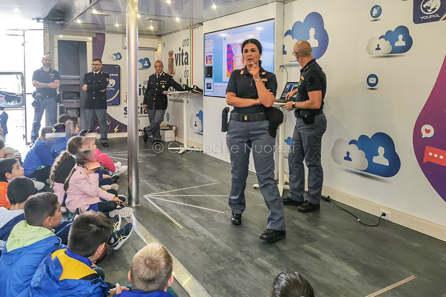 Nuoro. “Una vita da social” contro le trappole della rete:  successo dell’iniziativa itinerante della Polizia
