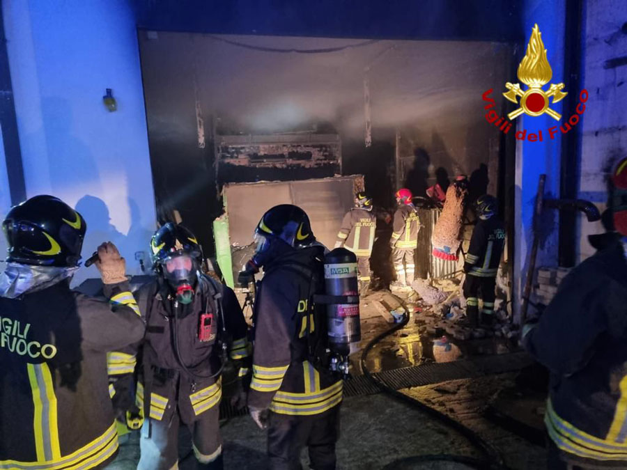 Arzana. Incendio in un magazzino distrutto un carro allegorico in allestimento