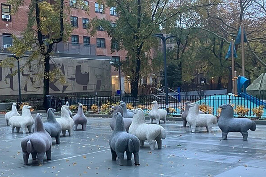 New York. I cavallini di Nivola ricollocati nella piazza delle Stephen Wise Towers