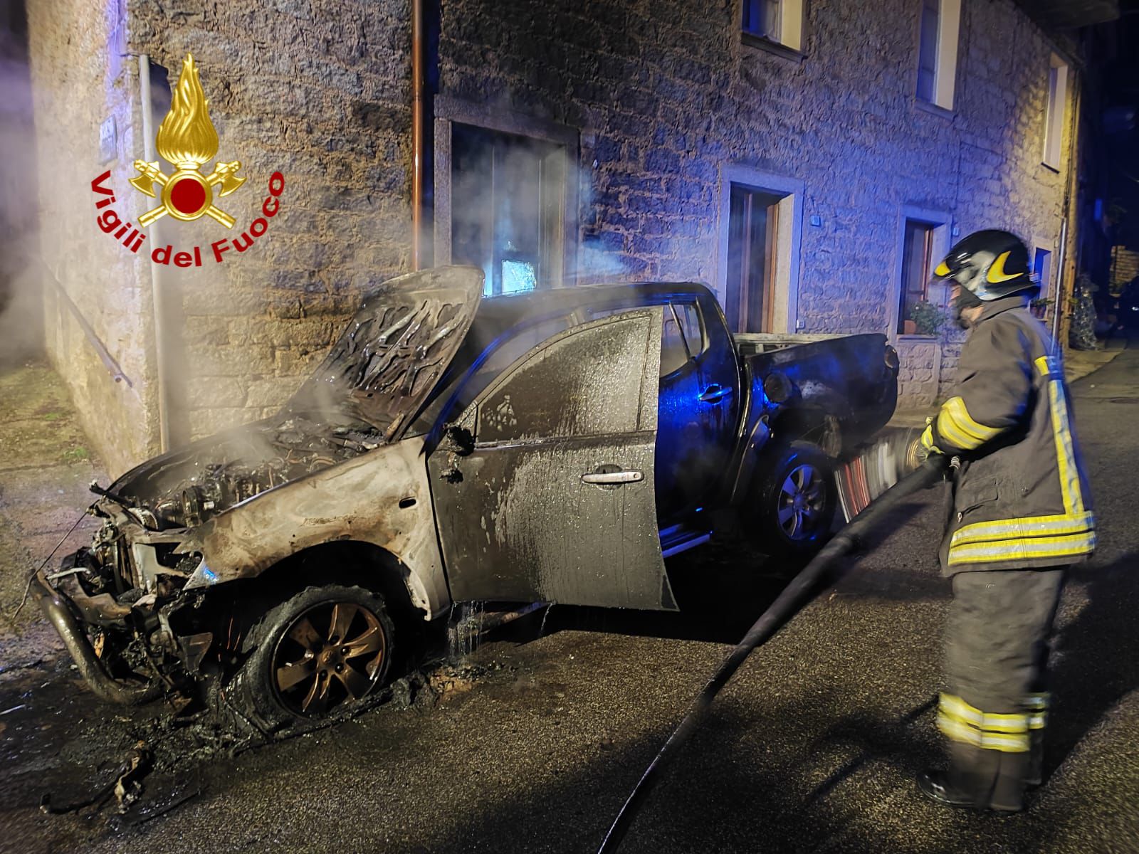 Pickup a fuoco nella notte: danni anche agli infissi di un’abitazione