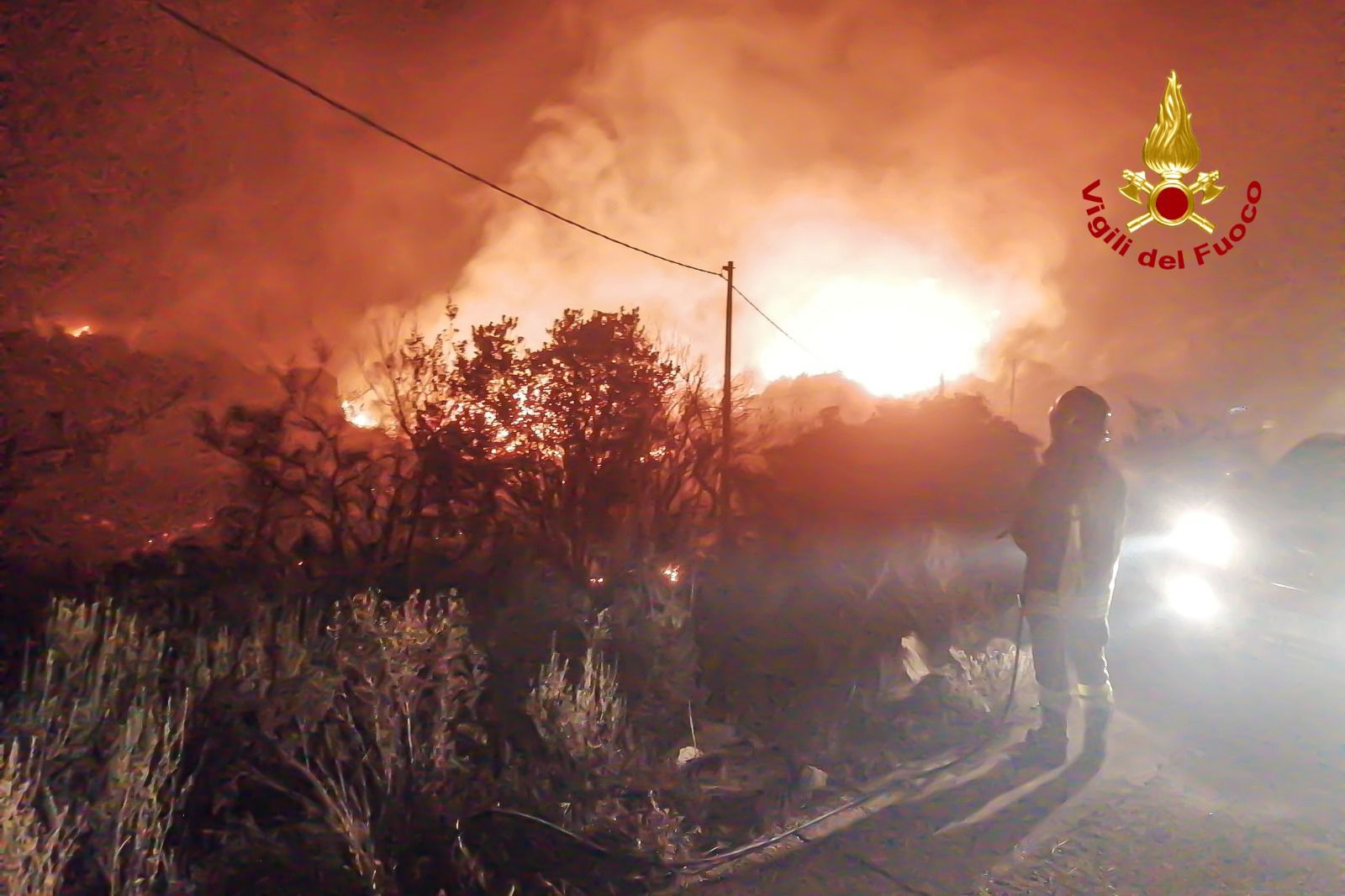Brucia ancora l’Ogliastra: dopo il rogo di Tortolì le fiamme minacciano un agriturismo a Villagrande Strisaili