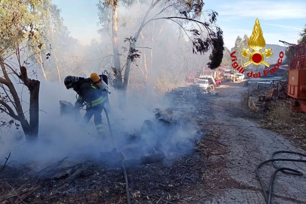 Ancora incendi in Ogliastra: a Jerzu distrutto un cantiere e in fumo 2 ettari di macchia mediterranea  a Osini