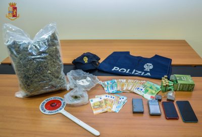 La droga e i contanti sequestrati
