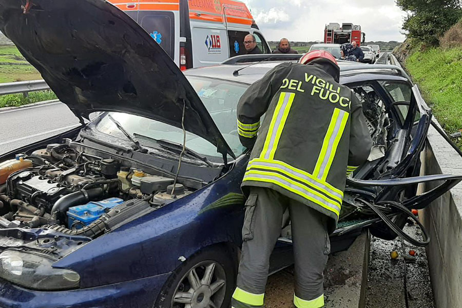 Perde il controllo dell’auto che esce di strada e viene trafitta dal guard rail: conducente miracolosamente illeso